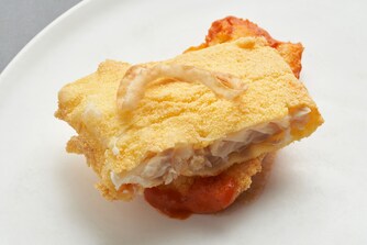 油炸鳕鱼配烤番茄和奶油